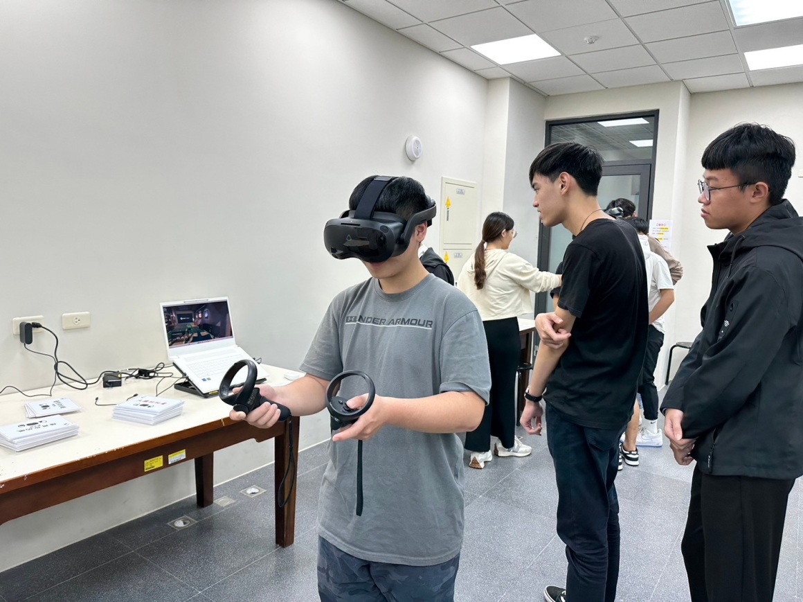 LINE_ALBUM_大一班級VR體驗_231216_12