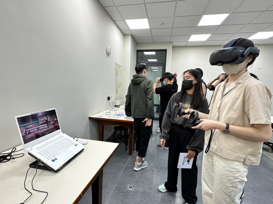 LINE_ALBUM_大一班級VR體驗_231216_6